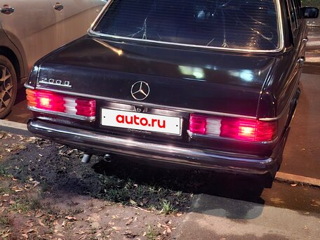 1982 Mercedes-Benz W123 240, чёрный, 400000 рублей, вид 4