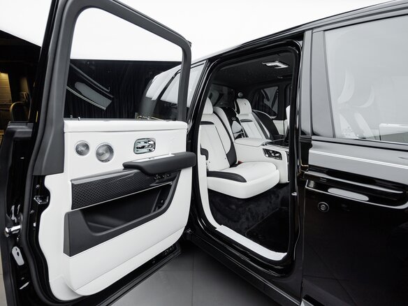 2026 Rolls-Royce Cullinan Black Badge I Рестайлинг (Series II), чёрный, 73670000 рублей - вид 29