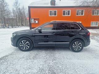 2018 Volkswagen Tiguan II, чёрный, 2250000 рублей, вид 2