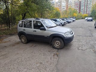 2012 Chevrolet Niva I Рестайлинг, серебристый, 360000 рублей, вид 2