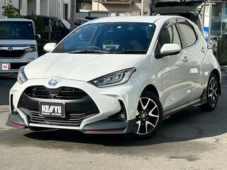 2022 Toyota Yaris IV, белый, 850000 рублей, вид 1
