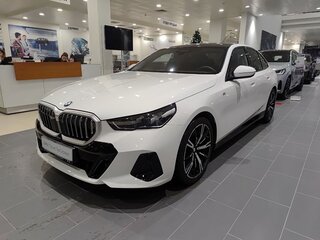 2025 BMW 5 серии 530i xDrive VIII (G60/G61/G68), белый, 9000000 рублей, вид 3