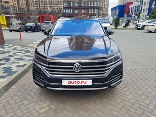 2018 Volkswagen Touareg III, коричневый, 4400000 рублей, вид 2