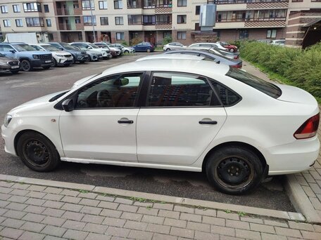 2016 Volkswagen Polo V Рестайлинг, белый, 500000 рублей, вид 4