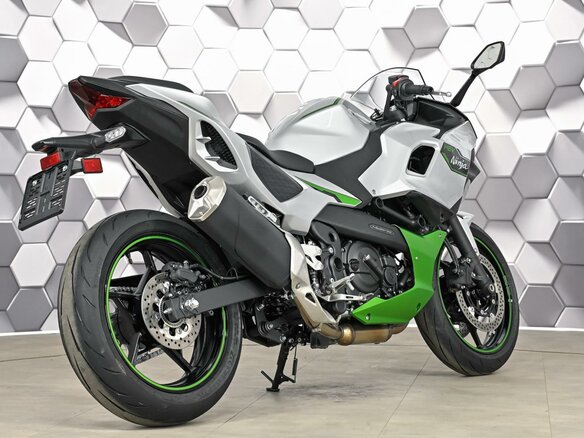 2025 Kawasaki Ninja 7, серебристый, 869000 рублей - вид 6