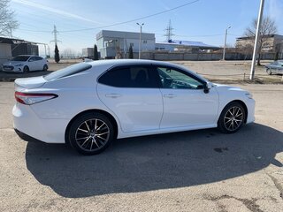 2018 Toyota Camry VIII (XV70), белый, 2300000 рублей, вид 4