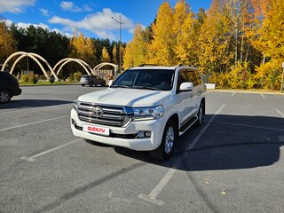 2015 Toyota Land Cruiser 200 Series Рестайлинг 2, белый, 5750000 рублей, вид 1