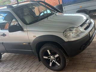2017 Chevrolet Niva I Рестайлинг, серебристый, 805000 рублей, вид 2