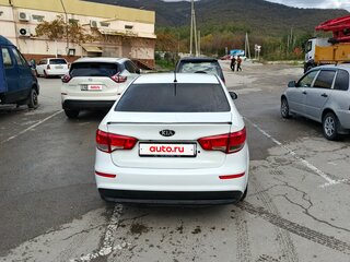2015 Kia Rio III Рестайлинг, белый, 800000 рублей, вид 4