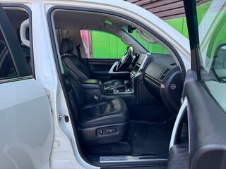 2016 Toyota Land Cruiser 200 Series Рестайлинг 2, белый, 4390000 рублей, вид 4