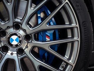 2023 BMW 5 серии M550i xDrive VII (G30/G31/G38) Рестайлинг, белый, 9500000 рублей, вид 2
