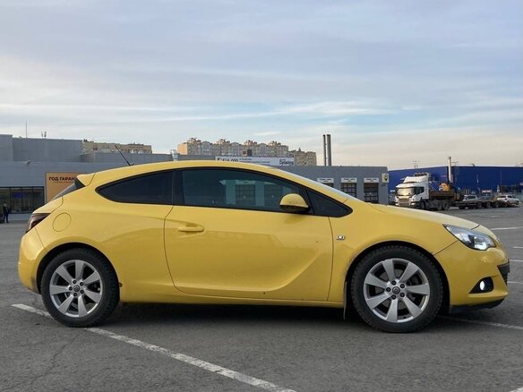 2012 Opel Astra GTC J Рестайлинг, жёлтый, 990000 рублей - вид 3