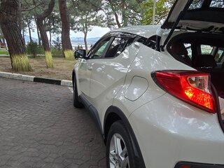 2019 Toyota C-HR I Рестайлинг, белый, 2100000 рублей, вид 5