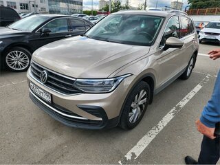 2021 Volkswagen Tiguan II Рестайлинг, коричневый, 2875000 рублей, вид 1