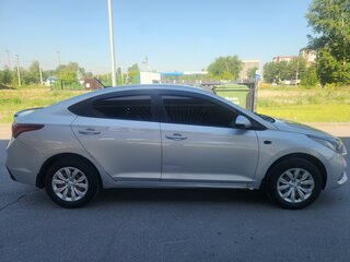 2017 Hyundai Solaris II, серебристый, 750000 рублей, вид 2