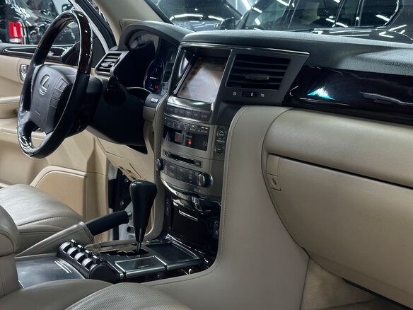 2010 Lexus LX 570 III, белый, 3400000 рублей - вид 8