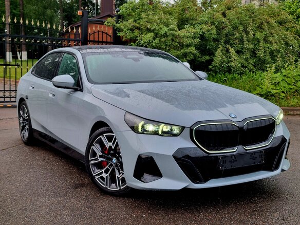 2025 BMW 5 серии 530i xDrive VIII (G60/G61/G68), серый, 8850000 рублей - вид 12
