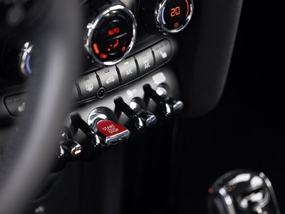 2022 Mini Hatch Cooper S III (F55/F56) Рестайлинг 2, серый, 3950000 рублей - вид 18