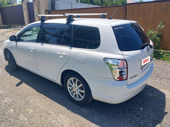 2010 Toyota Corolla Fielder X (E140, E150) Рестайлинг, белый, 650000 рублей - вид 4