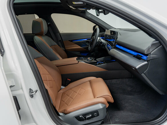 2025 BMW 5 серии 530i xDrive VIII (G60/G61/G68), белый, 9150000 рублей - вид 12
