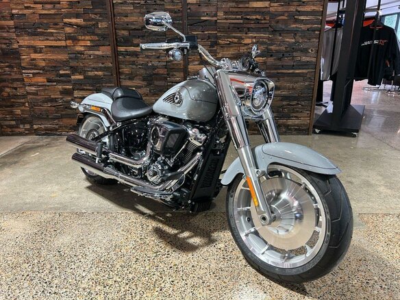2026 Harley-Davidson Fat Boy, серый, 3350000 рублей