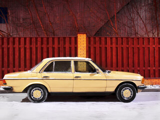 1980 Mercedes-Benz W123 200 4-speed, жёлтый, 550000 рублей, вид 3