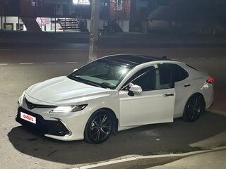 2022 Toyota Camry VIII (XV70) Рестайлинг, белый, 3000000 рублей, вид 1