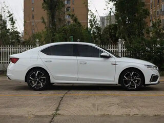 2023 Skoda Octavia IV (A8), белый, 1997208 рублей, вид 3