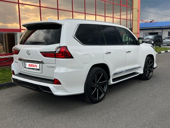2016 Lexus LX 570 III Рестайлинг 2, белый, 7200000 рублей - вид 3