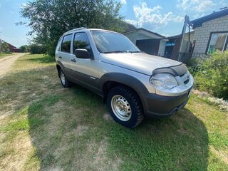 2011 Chevrolet Niva I Рестайлинг, серебристый, 600000 рублей, вид 3
