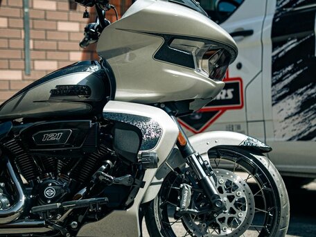 2023 Harley-Davidson CVO Road Glide, серебристый, 5850000 рублей, вид 5