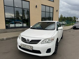 2013 Toyota Corolla X (E140, E150) Рестайлинг, белый, 850000 рублей, вид 3