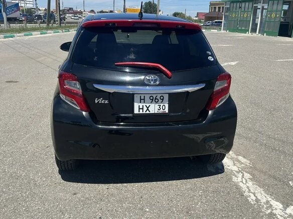 2016 Toyota Vitz III (XP130) Рестайлинг, чёрный - вид 1