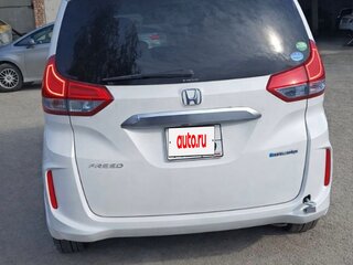 2018 Honda Freed+ II, белый, 1490000 рублей, вид 3