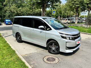 2015 Toyota Voxy III (R80), серебристый, 1875000 рублей, вид 3