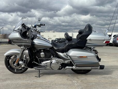 2016 Harley-Davidson CVO Road Glide Limited, серебристый, 1500000 рублей, вид 5