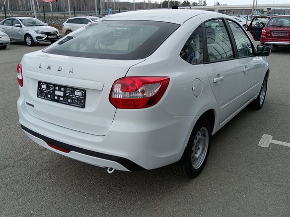 2026 Lada (ВАЗ) Granta I Рестайлинг, белый, 1098000 рублей - вид 4