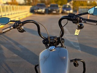 2021 Harley-Davidson Street Bob, серебристый, 1649000 рублей, вид 4