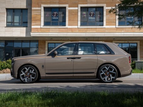 2025 Rolls-Royce Cullinan Black Badge I Рестайлинг (Series II), коричневый, 65700000 рублей, вид 5