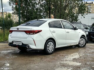 2021 Kia Rio IV Рестайлинг, белый, 1009000 рублей, вид 5
