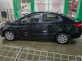 2013 Kia Rio III, чёрный, 870000 рублей, вид 3