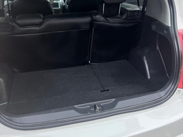 2012 Toyota Ist II, белый, 800000 рублей - вид 9
