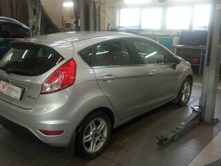 2016 Ford Fiesta Mk6 Рестайлинг, серебристый, 630000 рублей, вид 3