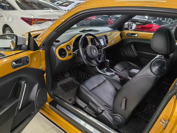 2017 Volkswagen Beetle II (A5), золотистый, 2390000 рублей - вид 1