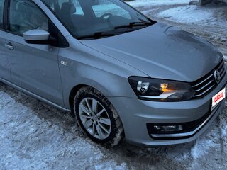 2017 Volkswagen Polo V Рестайлинг, серебристый, 930000 рублей, вид 2