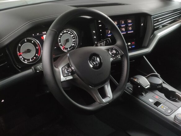 2020 Volkswagen Touareg III, чёрный, 8000000 рублей - вид 4
