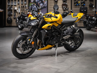 2026 Triumph Street Triple, жёлтый, 1980000 рублей, вид 2