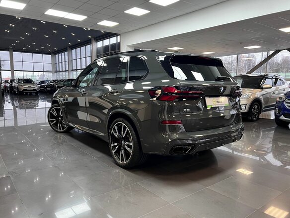 2023 BMW X5 M60i IV (G05/G18) Рестайлинг, серый, 12890000 рублей - вид 5