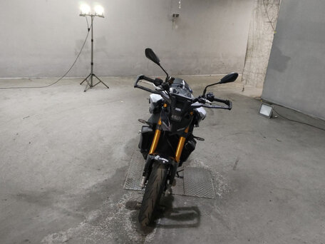 2024 Yamaha MT-09 (FZ-09), серебристый, 930000 рублей, вид 2