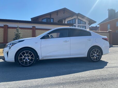 2021 Kia Rio IV Рестайлинг, белый, 2000000 рублей, вид 4